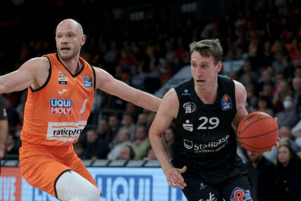 由于伤病和 由于伤病和